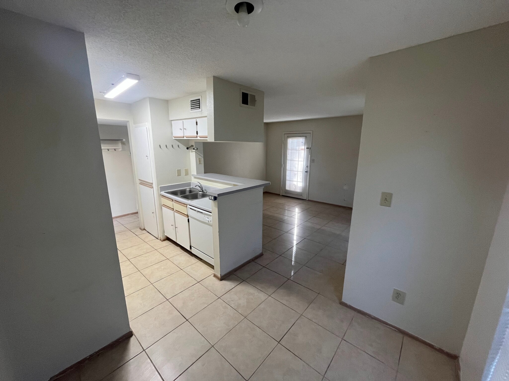 Building Photo - 8635 Mallard Reserve Dr