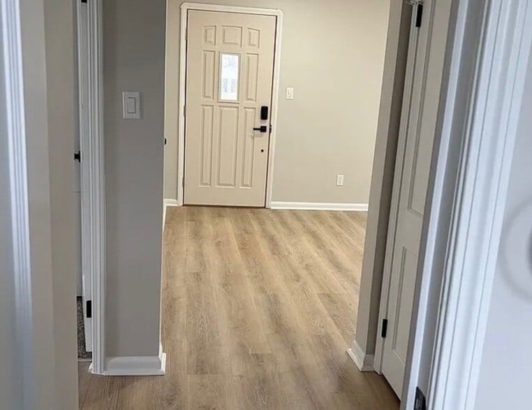 Building Photo - 404 W Cunningham St