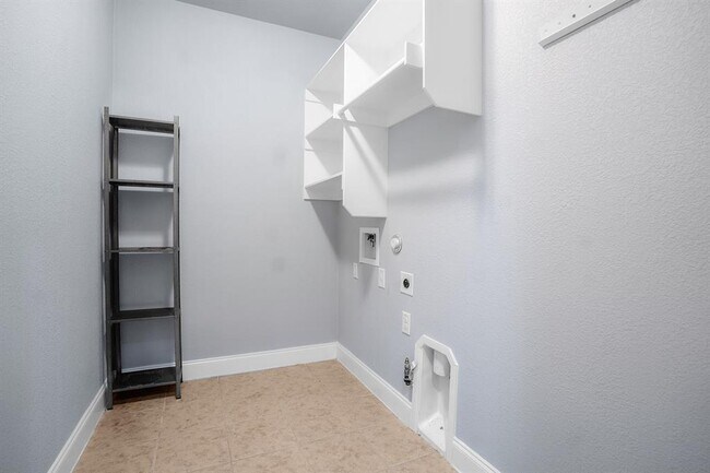 Building Photo - 2328 Blended Tree Ranch