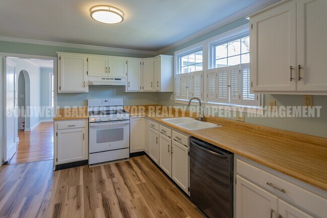 Building Photo - 323 Walsh Rd