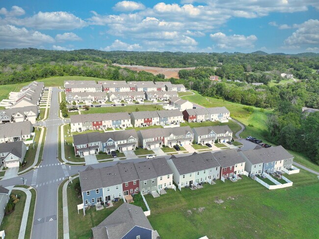 Building Photo - Rent to Own Option - Beautiful, like new 3BR/2.5BA townhouse in Goodlettsville