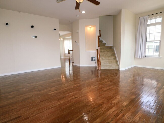 Building Photo - 4BR Corner Townhome in West Broad Village