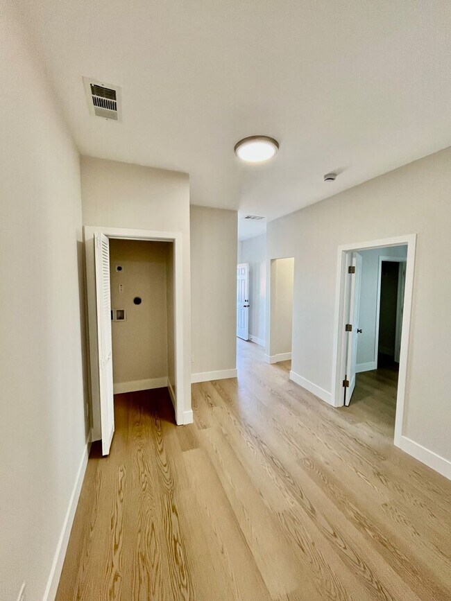 Building Photo - SPECTACULAR, TOP FLOOR 2 BED/1 BATH FULLY RENOVATED!!!