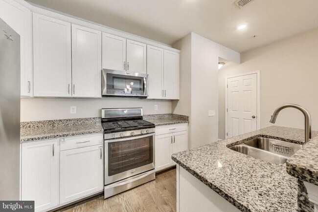 Building Photo - 645 Diamondback Dr