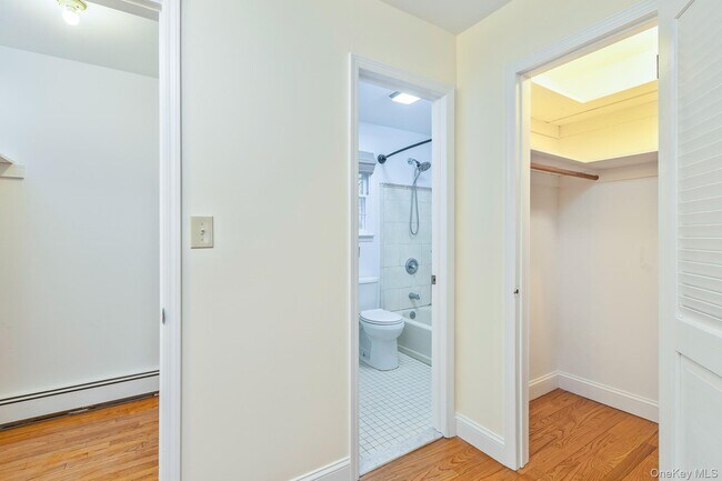 Building Photo - 451 River Rd