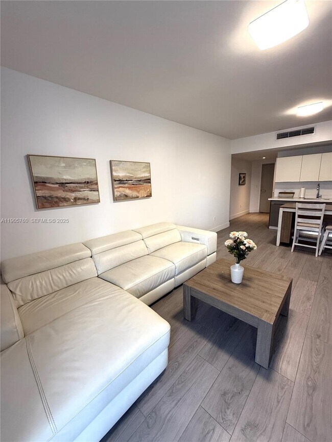 Building Photo - 1010 SW 2nd Ave