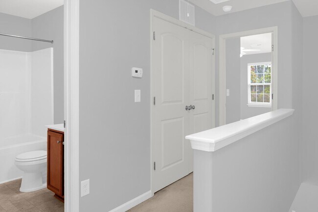 Building Photo - Updated 2BR/2.5BA Townhome