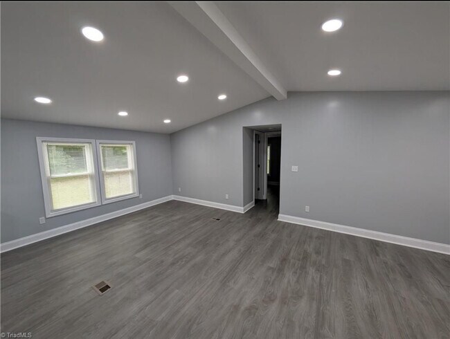 Building Photo - 344 Wilshire Dr