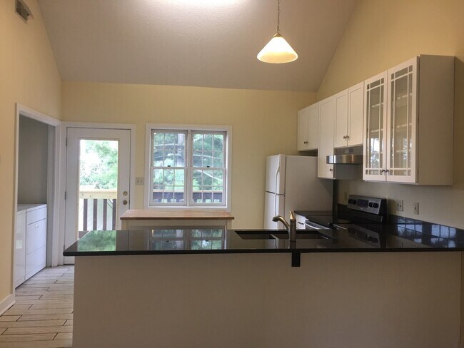 Building Photo - 2 bedroom, 2 bath Condo in Madison Park: A...