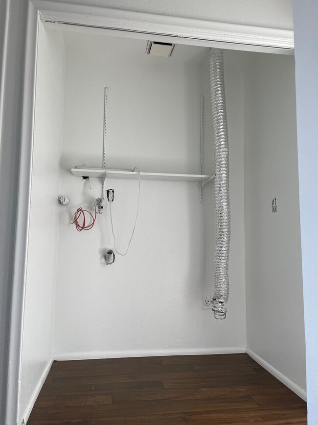 Building Photo - 3-Bedroom 1.5 Bath Twin-Home