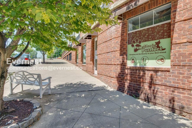 Building Photo - 7232 Althorp Way