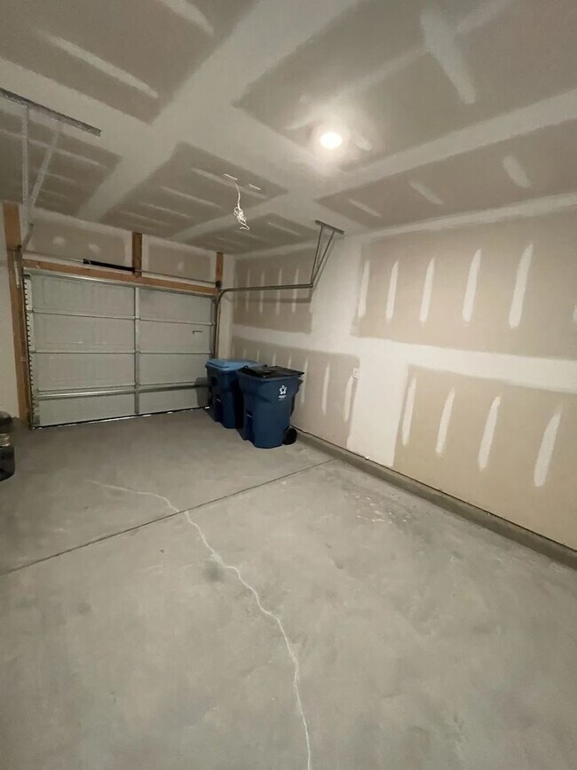 Building Photo - Beautiful 3BR w/ Garage