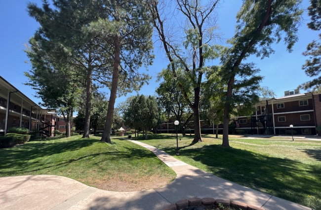 Building Photo - 3 Bedroom 2 Bathroom Condo Near Leetsdale and Monaco