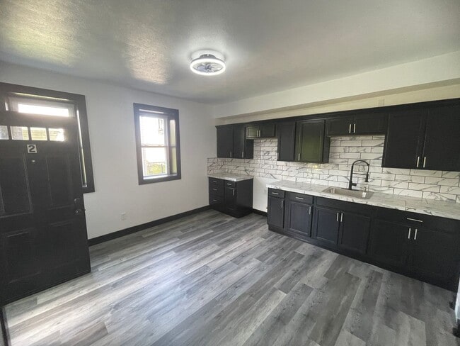 Building Photo - Newly updated 2 bedroom apartment for rent!