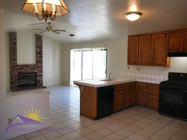 Building Photo - Bright 3 Bed 2 Bath 1,477 Sq. Ft. Sacramen...