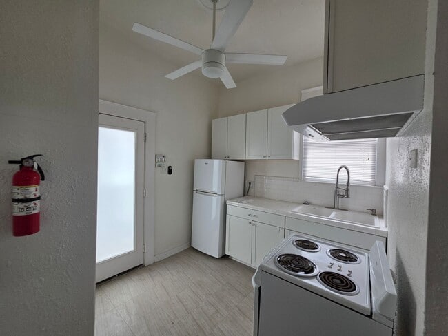 Building Photo - 1809 Avenue O 1/2