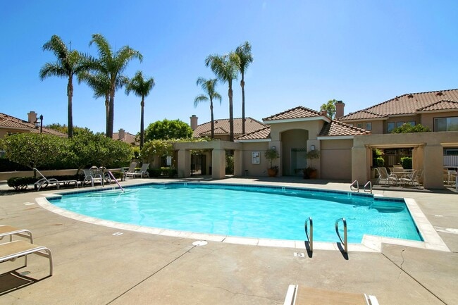 Building Photo - Modern Comfort in a Prime Location – 2BR Townhome with Garage & Community Amenities