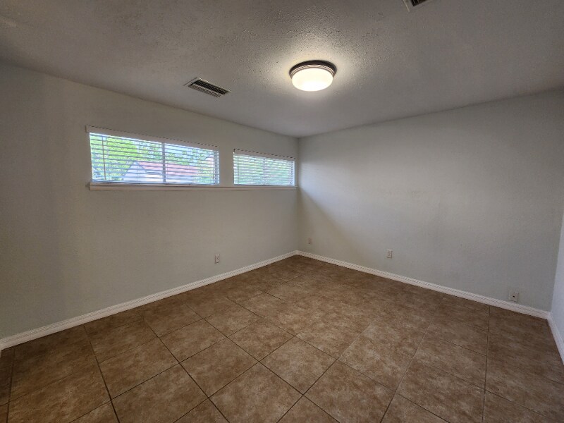 Building Photo - 4437 Rayfield Dr