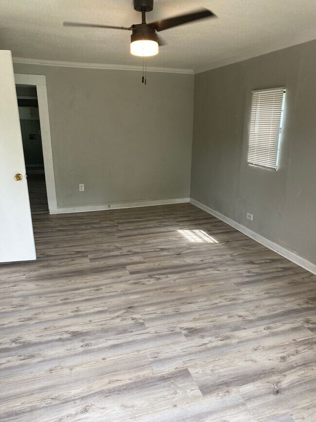 Building Photo - 2 Bedroom 1 bath Large backyard as is immediate move in