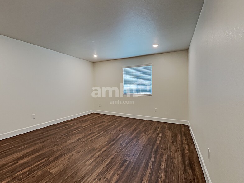 Building Photo - 5856 Vaes Dothrak St