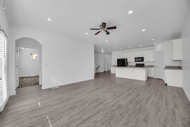 Building Photo - 3 Bedroom Townhome in Riverton!