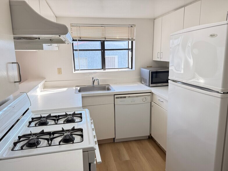 Building Photo - 816 N Garfield Ave