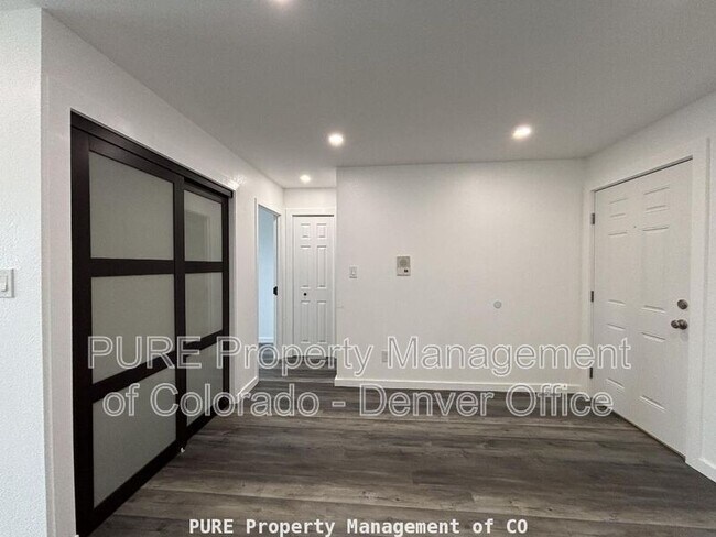 Building Photo - 1150 Golden Cir