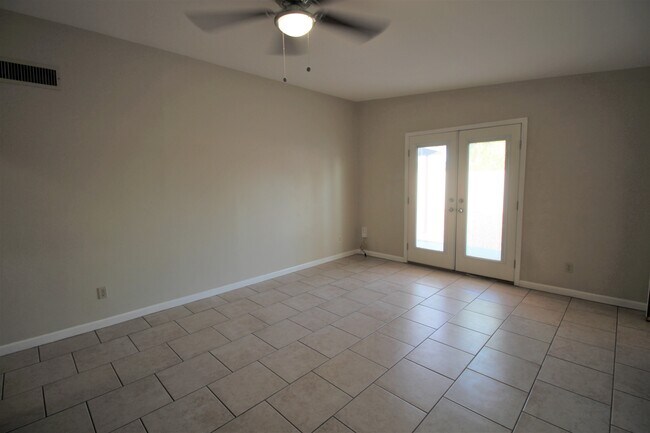 Family room - 1110 E Broadmor Dr