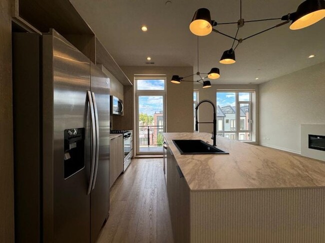 Building Photo - 3 bedroom in Chicago IL 60641