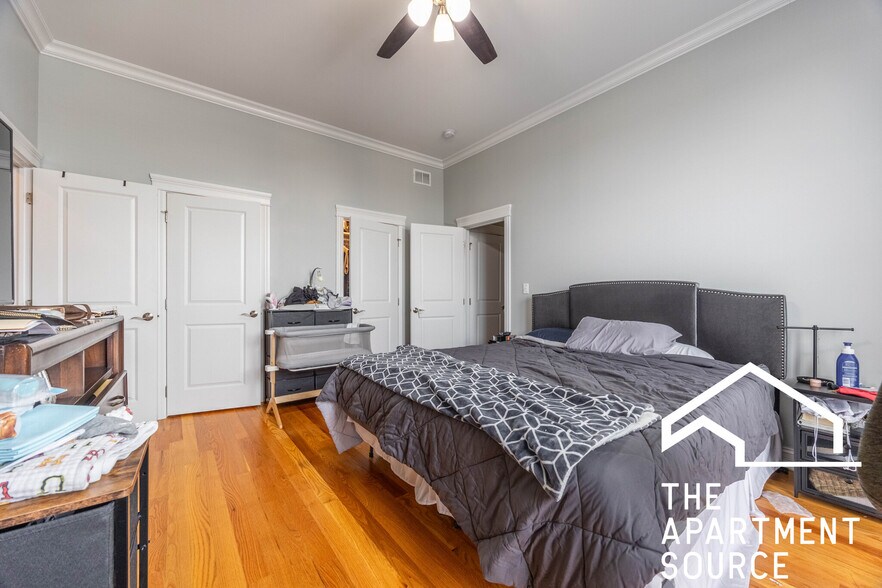 Building Photo - 520 N Western Ave