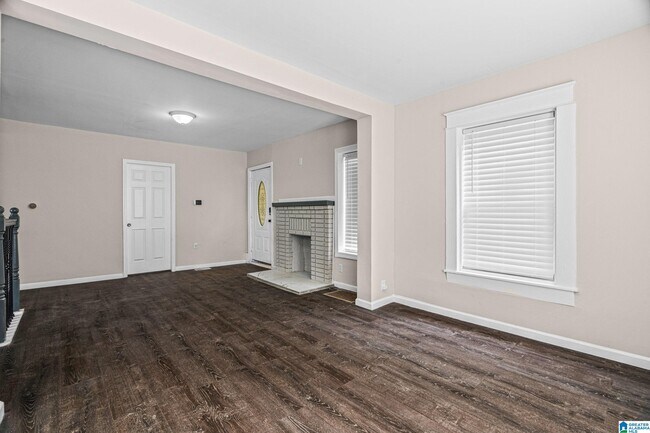 Building Photo - 528 10th Ct W