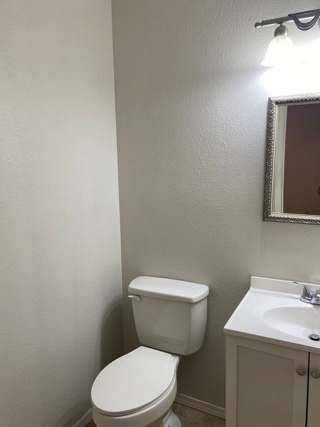 Building Photo - Come take a look at this nice 3 bedroom 1 ...
