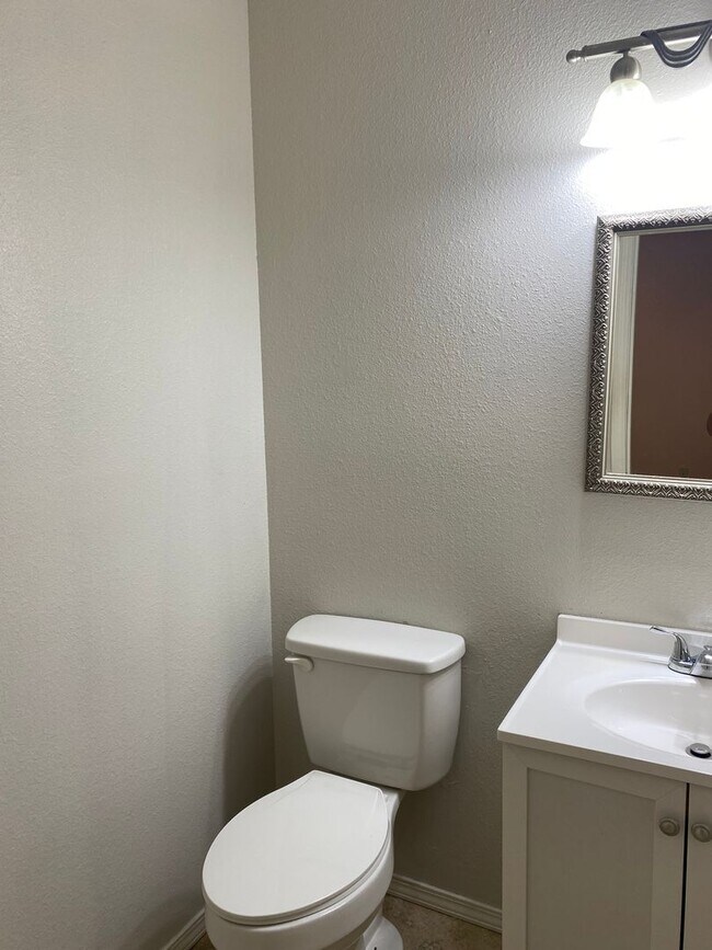 Building Photo - Come take a look at this nice 3 bedroom 1 1/2-bathroom home