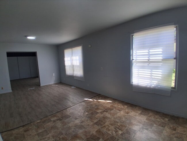 Building Photo - 1709 Crestview Dr