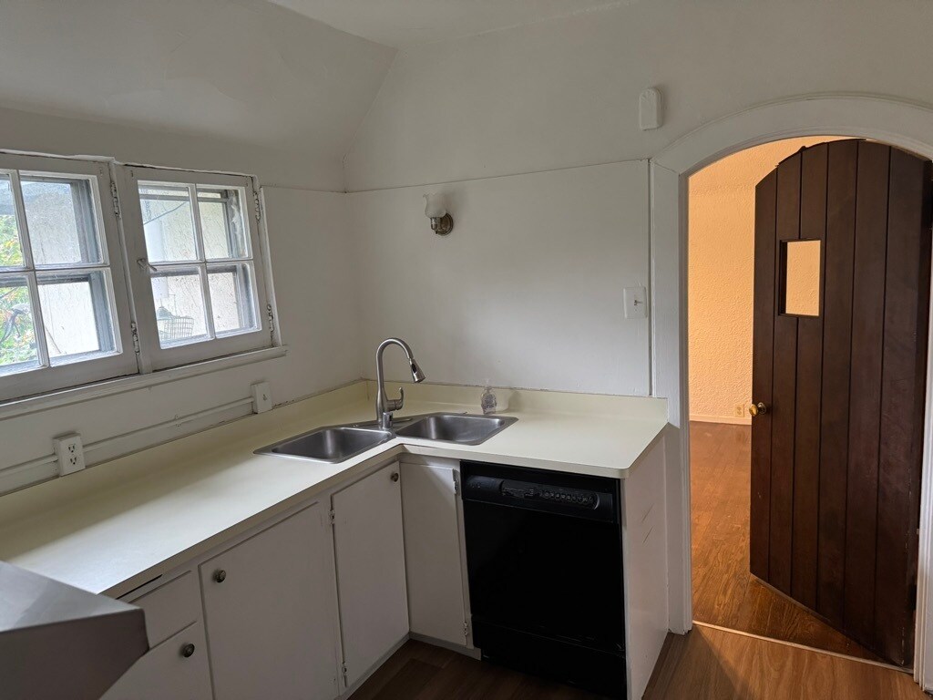 Building Photo - 2863 N Lake Dr