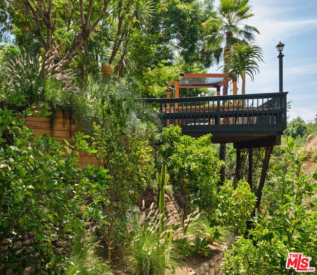 Building Photo - 2015 Nichols Canyon Rd