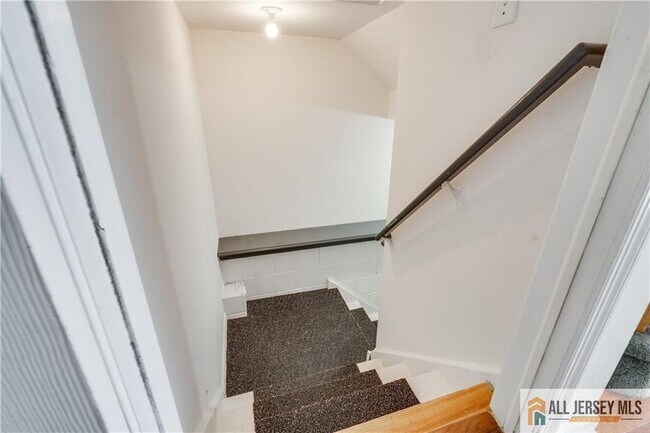 Building Photo - 9 E Burgess Dr