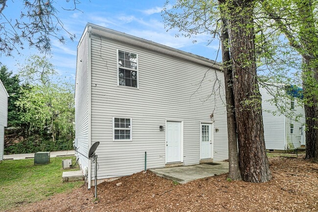 Building Photo - Conveniently Located 3BR/2.5BA Townhome in...
