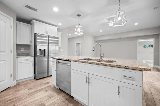 Building Photo - 315 Sweetwater Dr