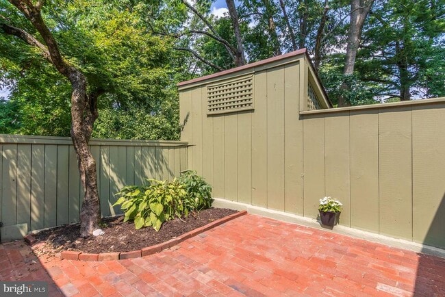 Building Photo - 7 Belaire Way