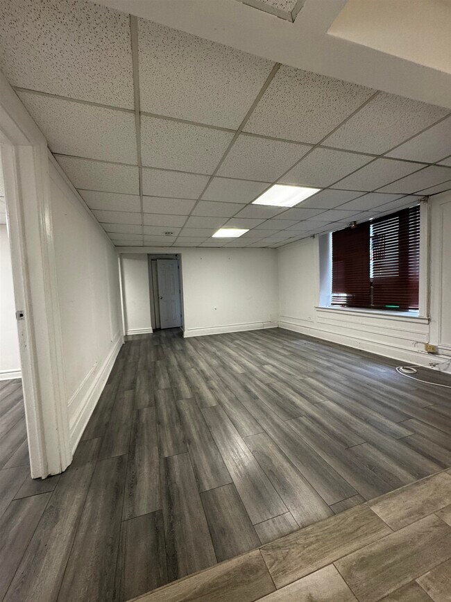 Building Photo - 250 BROAD Ave