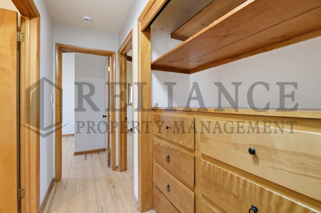 Building Photo - 2541 W Benjamin Dr