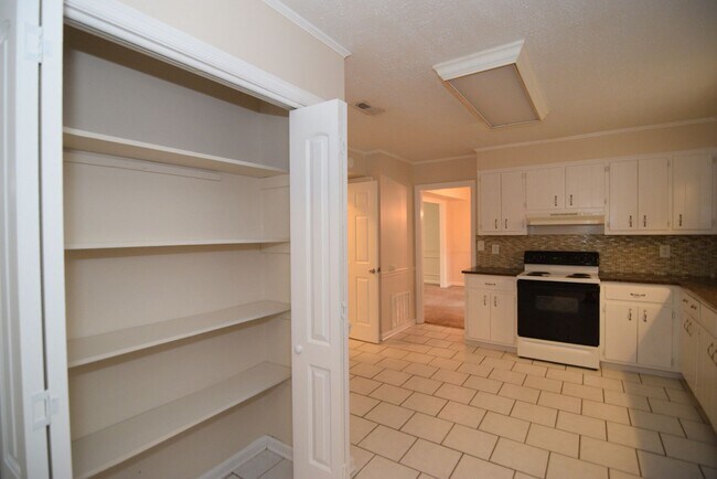 Building Photo - Evans 3 Bed/2 Bath w/ Garage & Huge Fenced...