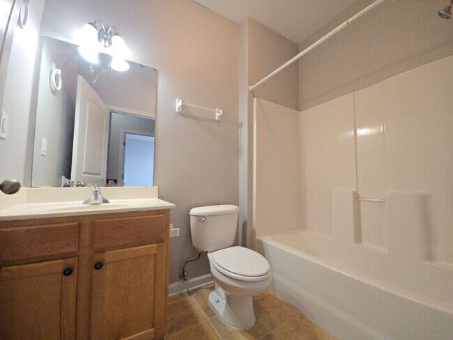 Building Photo - COMING SOON! 3bed/2bath Townhome w/Garage ...