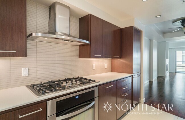 Building Photo - Pearl District Living on the Willamette River