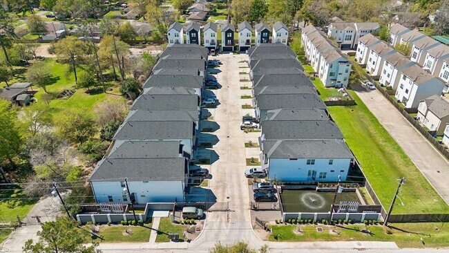 Building Photo - 9009 Wellspring Dr