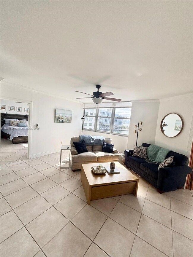 Building Photo - 999 Brickell Bay Dr