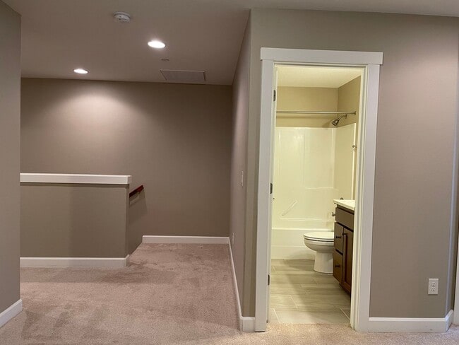 Building Photo - LUXURY 4 BD TOWNHOME! GATED PARKER VILLAGE...
