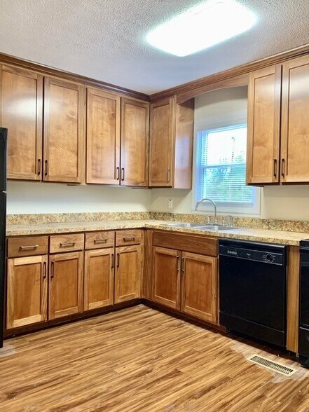 Building Photo - 3-Bedroom Woodlawn Retreat with Gleaming Hardwoods & Spacious Layout!