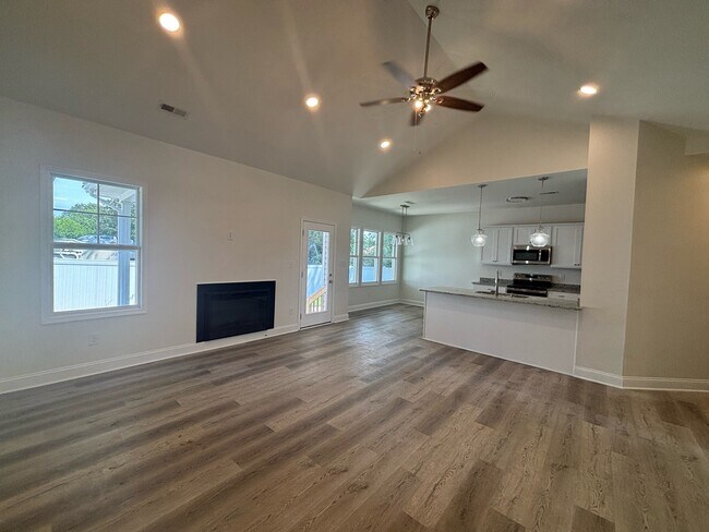 Building Photo - 645 Glensford Dr